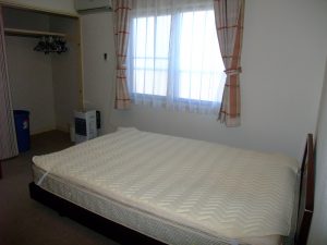 Large Bedroom (Double size bed x1 Closet x1)